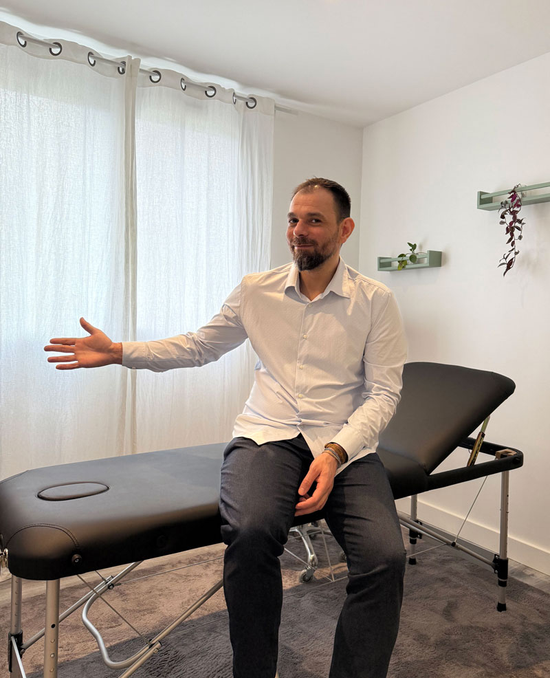 Hédy Bentouati dans son cabinet de laserthérapie